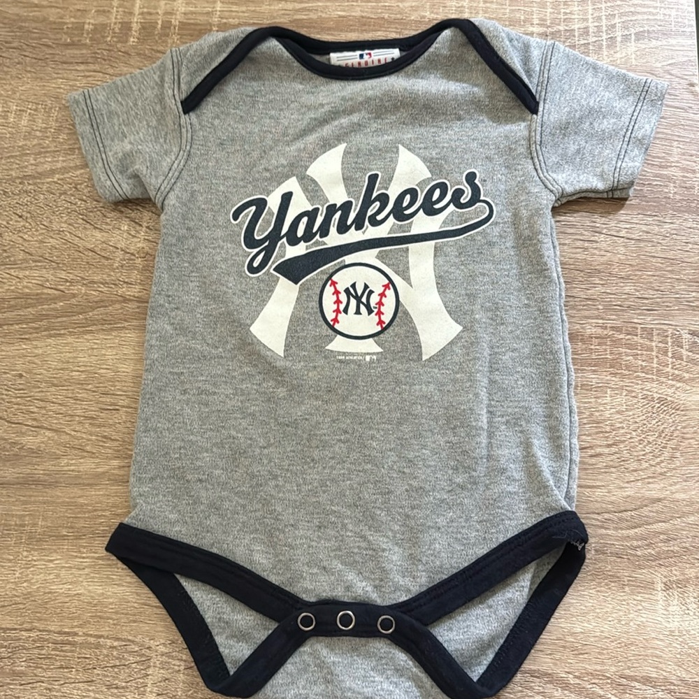 Genuine Merchandise Yankees Onesie / Bodysuit
